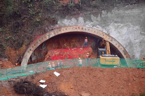 图三：：定步隧道最先进洞施工.jpg