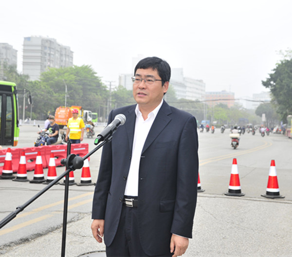 图一：：南宁市副市长朱会东宣布开工令.jpg